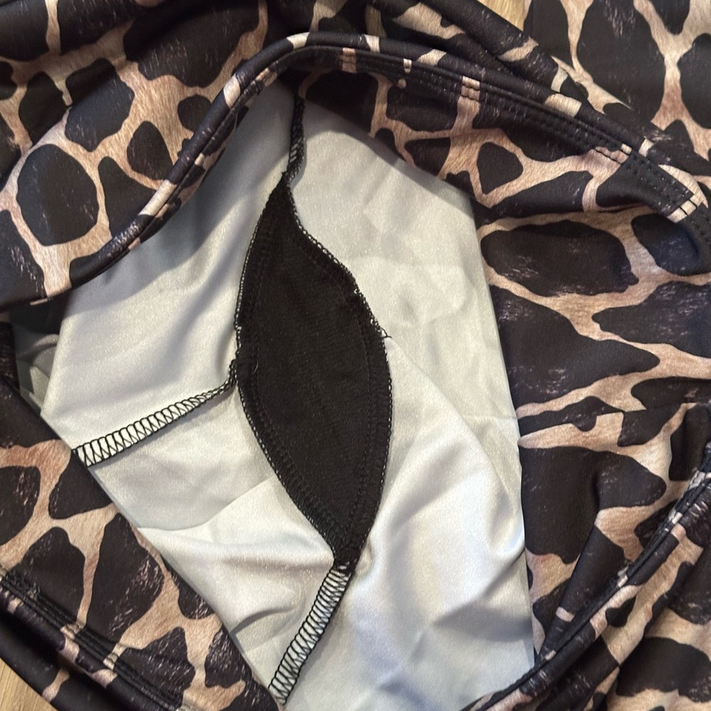 Onzie Giraffe Patterned Activewear - image 4